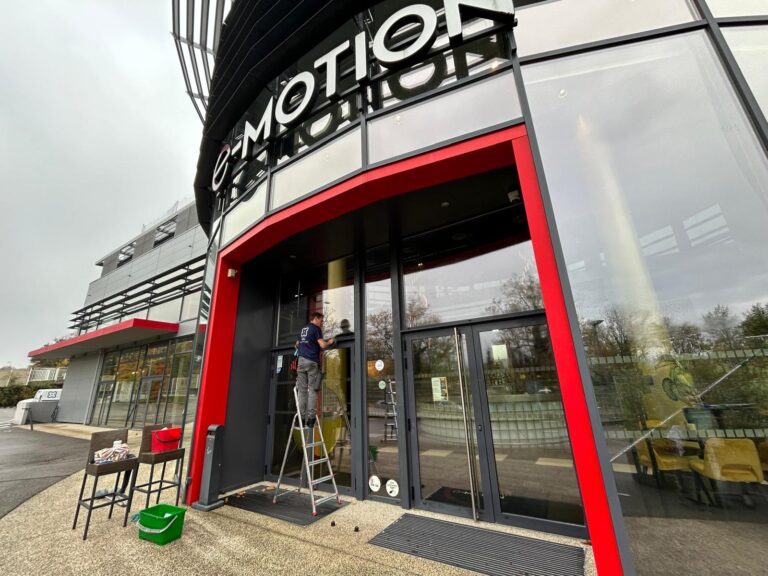 Devanture et vitrine d'un local commercial propre après notre intervention de nettoyage