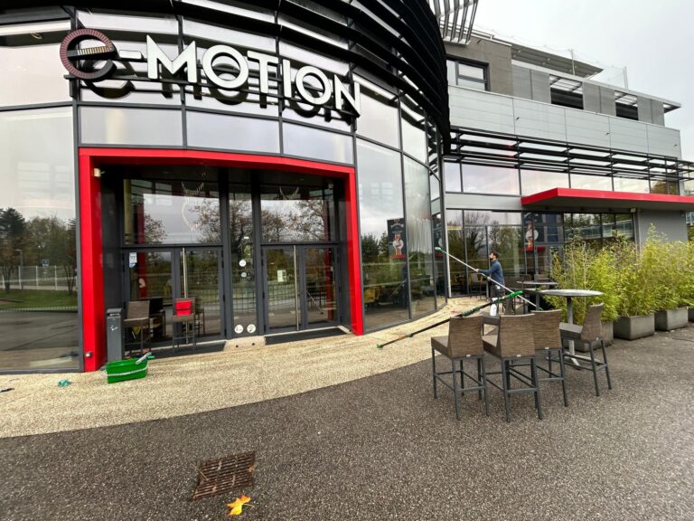 Entretien et lavage de grandes façades vitrées pour un bâtiment commercial