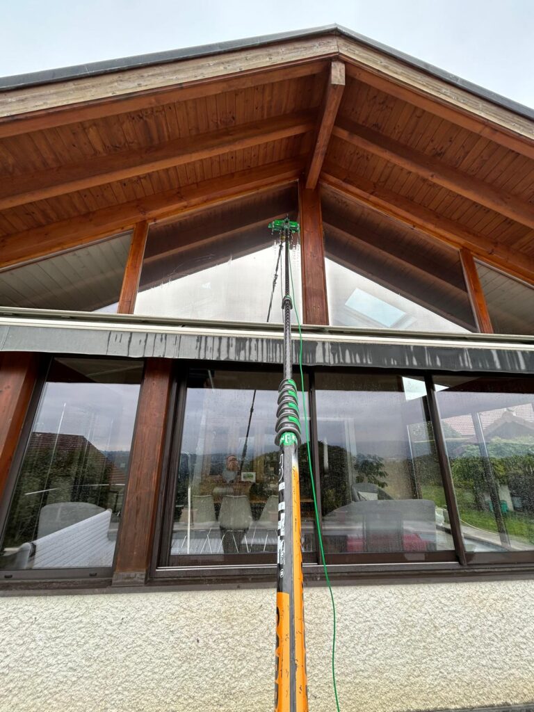 Lavage de vitres en hauteur avec perche télescopique sur un chalet en Haute-Savoie