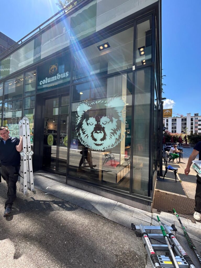 Lavage de vitres extérieures pour une vitrine commerciale à Annecy