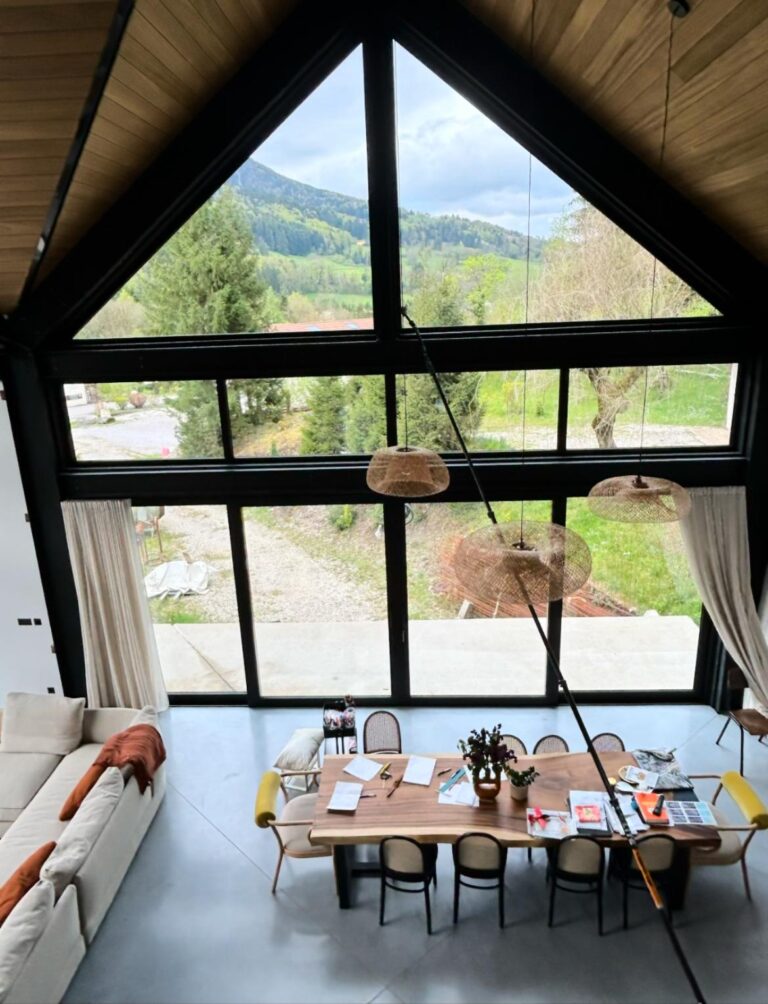 Lavage de vitres intérieures en grande hauteur avec perche télescopique dans un chalet