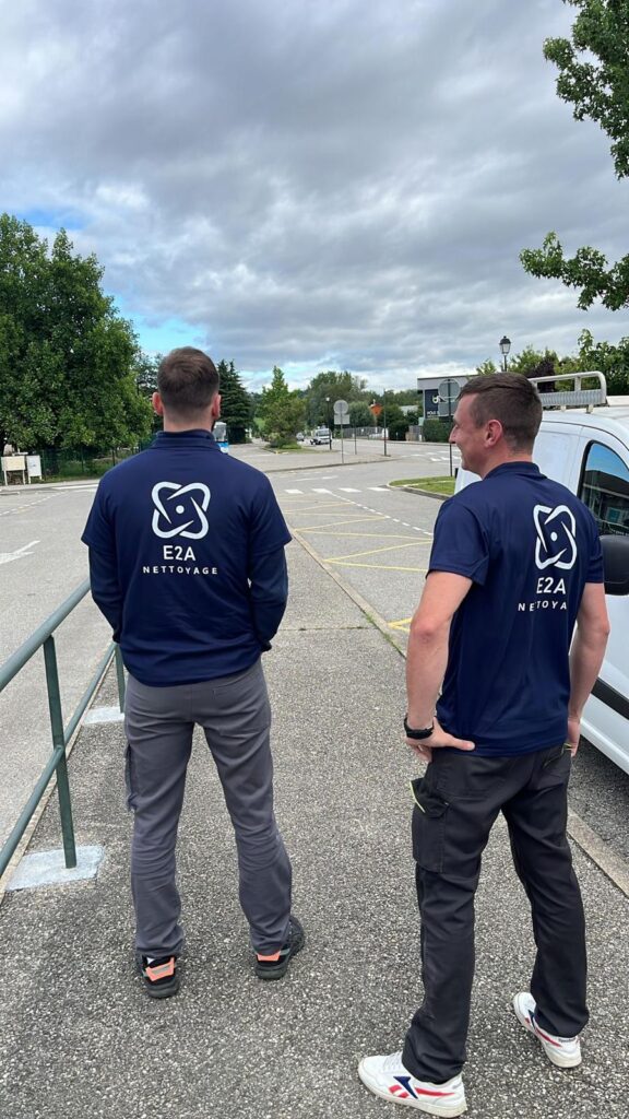 L'équipe d'agents d'entretien E2A Nettoyage prête pour une intervention en Haute-Savoie