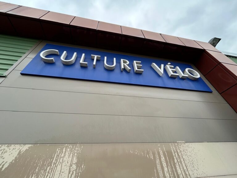 Nettoyage extérieur de la façade et de l'enseigne d'un commerce