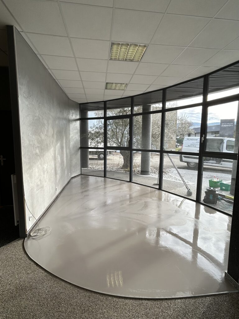 Nettoyage professionnel de grandes surfaces vitrées dans des locaux commerciaux