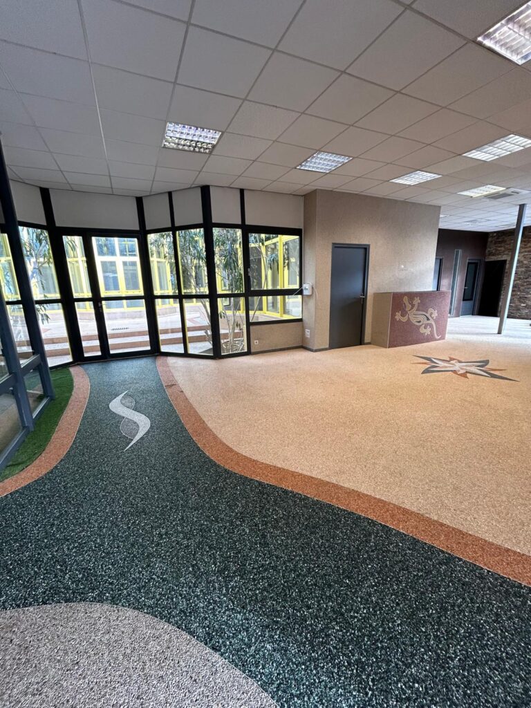 Résultat de l'entretien des sols dans un grand hall d'accueil commercial